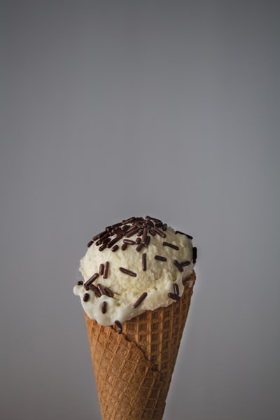棕色蛋卷上的白色冰淇淋